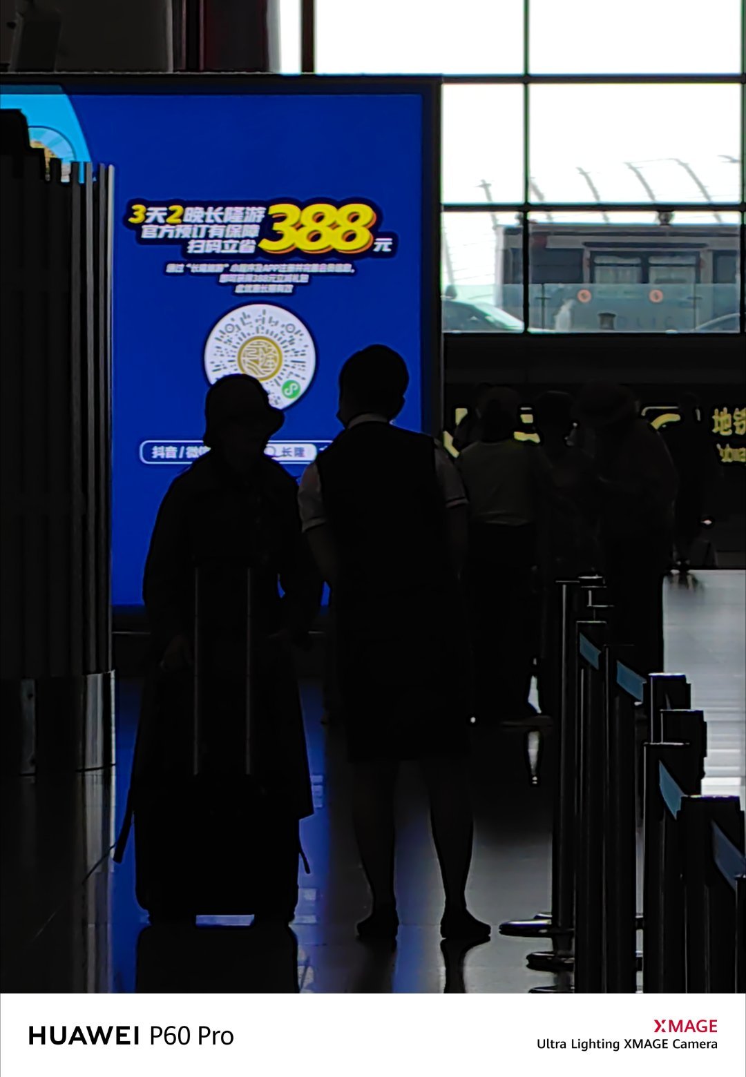 机场办票处，一个年纪很长，我看少说是80-90年纪的老太太和机场服务人员交流，我