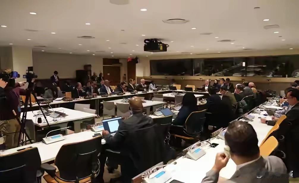 美国退群，中国建群。

美国忙着退出66个国际组织，不管不顾国际规则。

咱们直