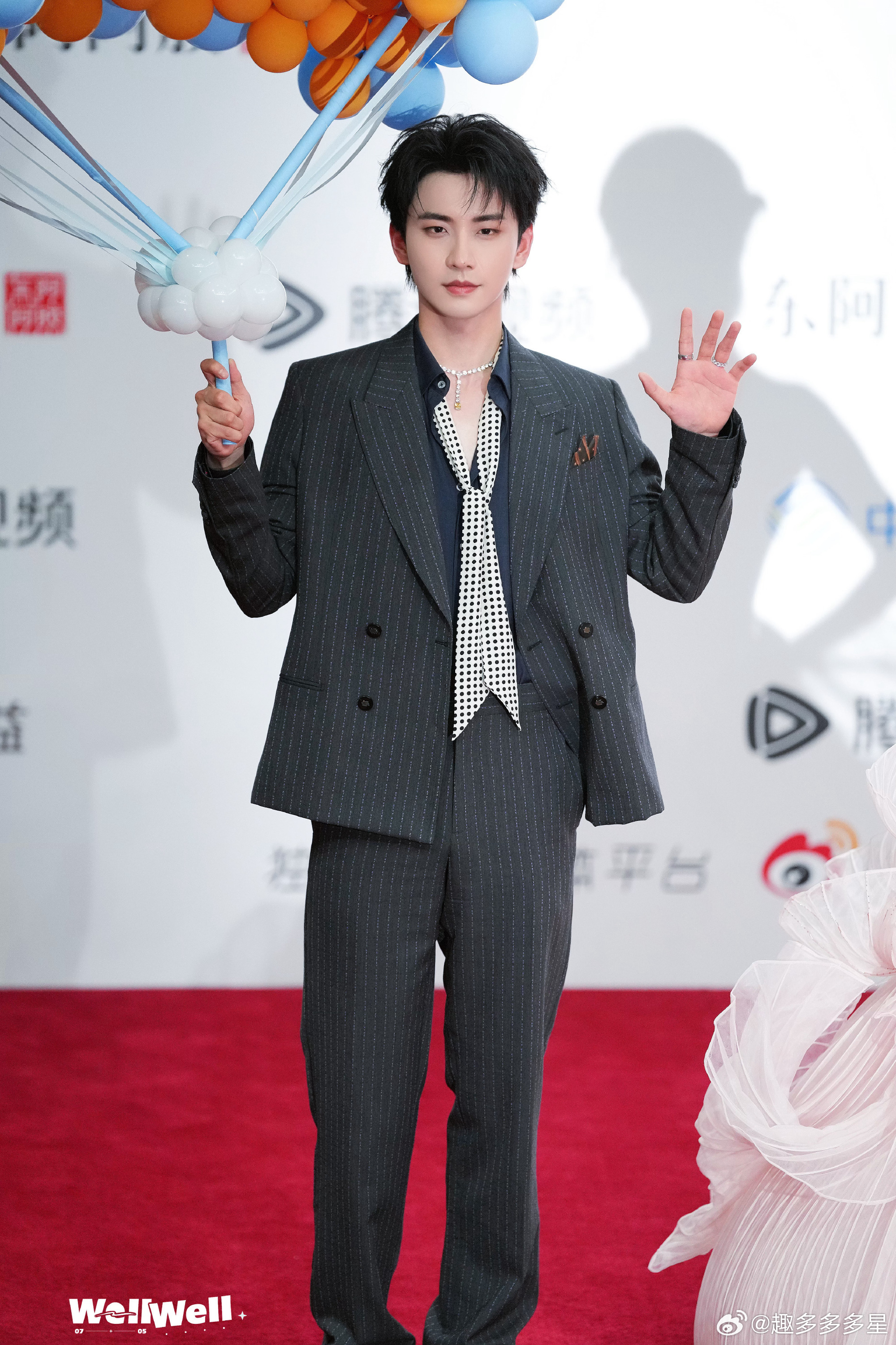 陈鑫海满头大汗 海口星光大赏也太热了！陈鑫海满头大汗还优雅营业，三部新剧我真的超