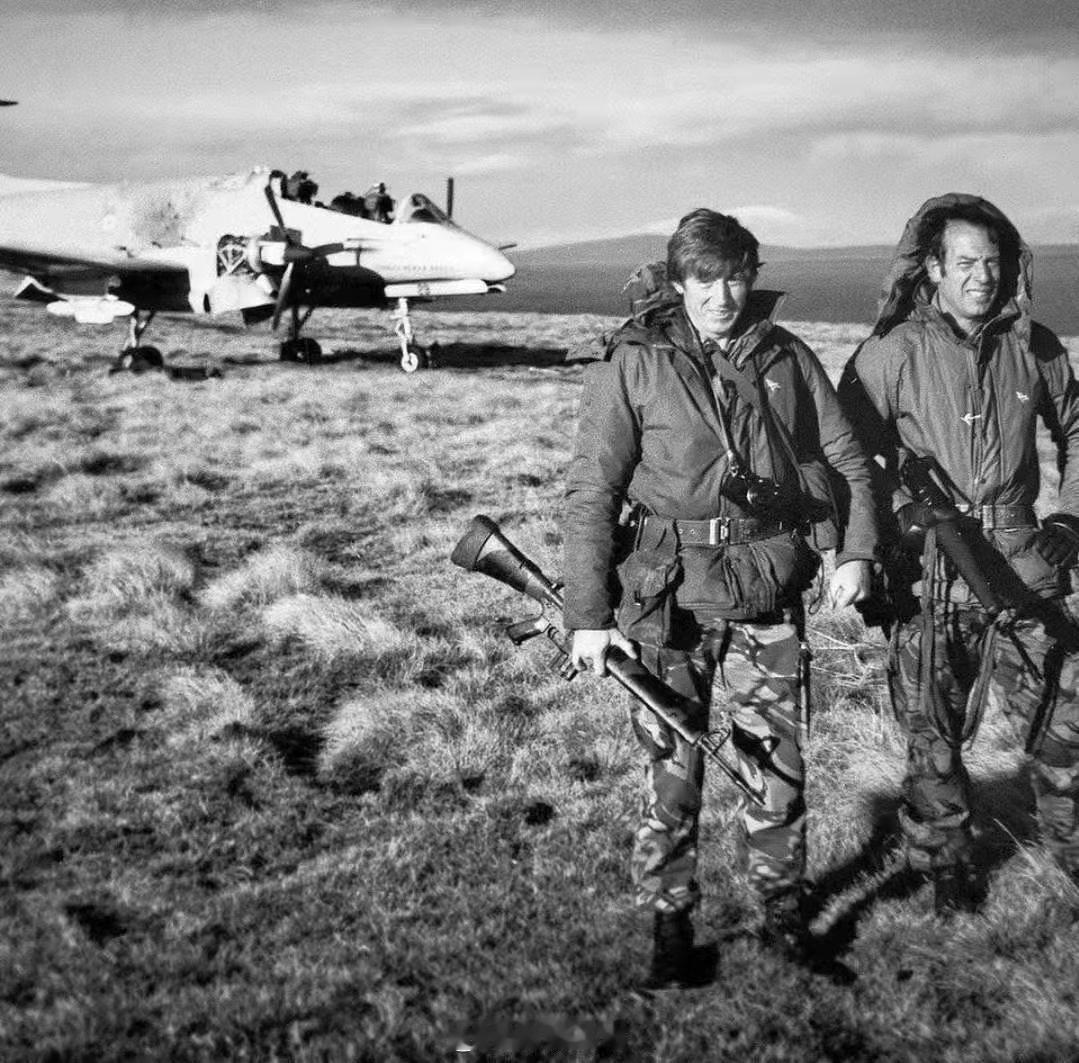 1982年，英国第22特种空勤团成员在福克兰群岛，手持M16A1步枪。英阿马岛战