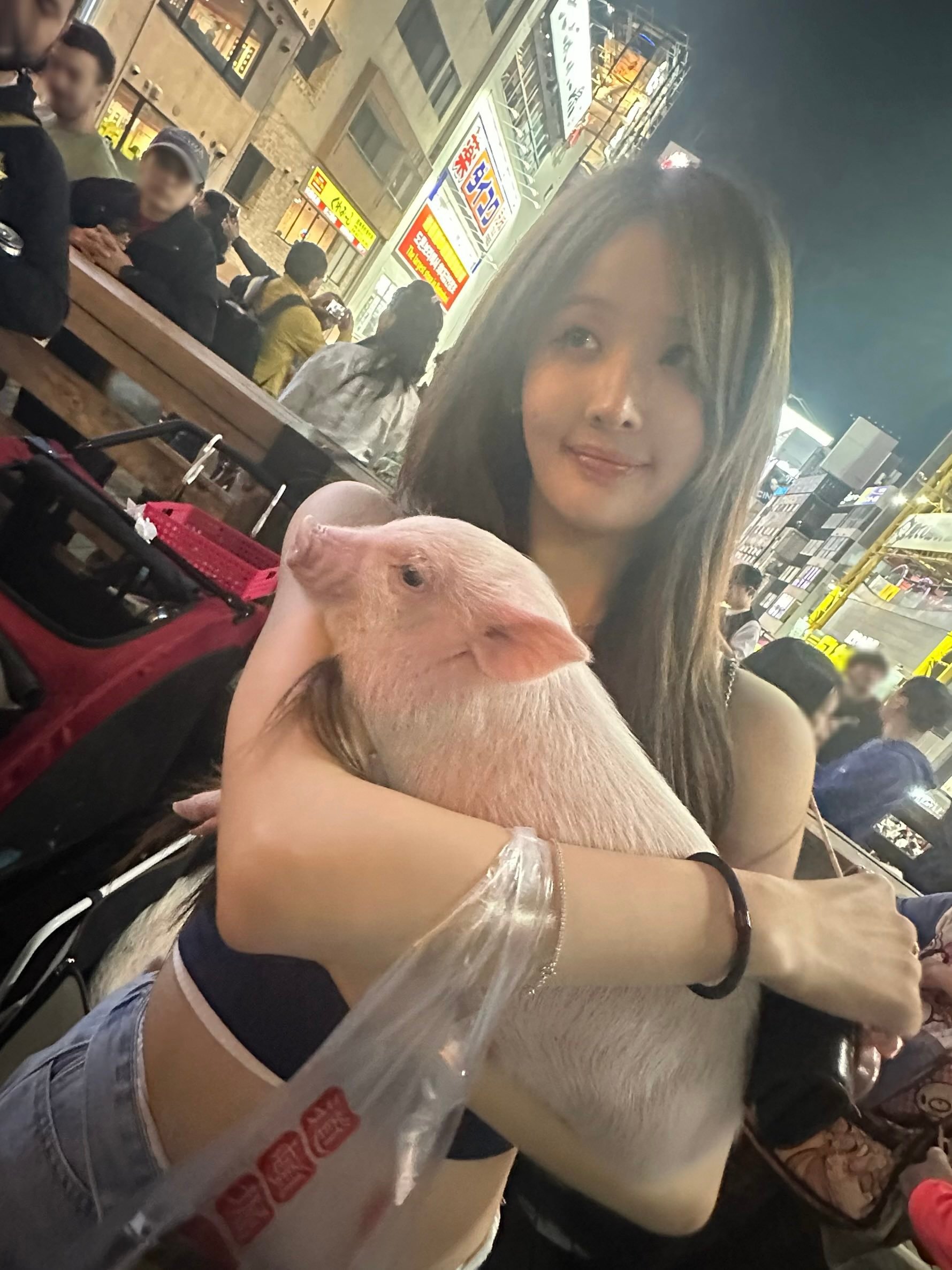 哈喽哈喽本猪来啦[爱你]当时只是被女神随手抱在怀里，没想到被拍下来被发到网上，怪