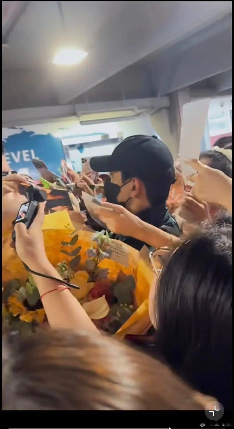 李现到达美国世界杯接机盛况🧐人气怎么样 