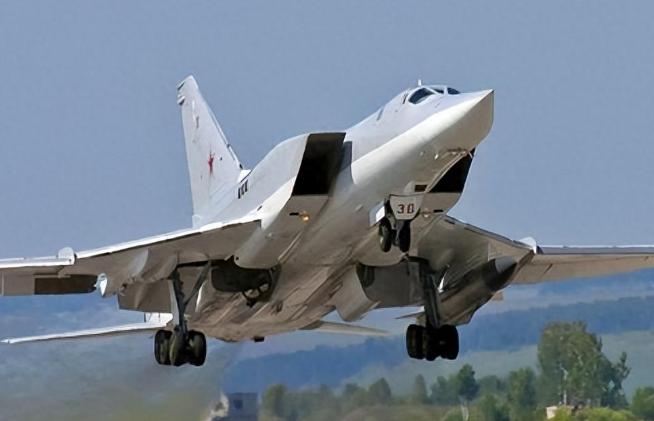 我们为何宁愿改进轰6，也不买图22M3？
轰6J在海面上空那张挂满“长钉”的照片