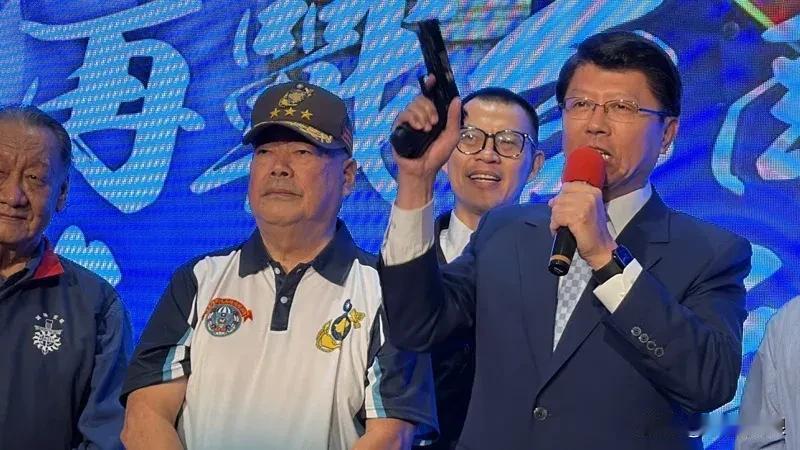 今日台南市国民党党部退伍军人委员会举办岁末感恩餐会，为台南市长参选人谢龙介造势。