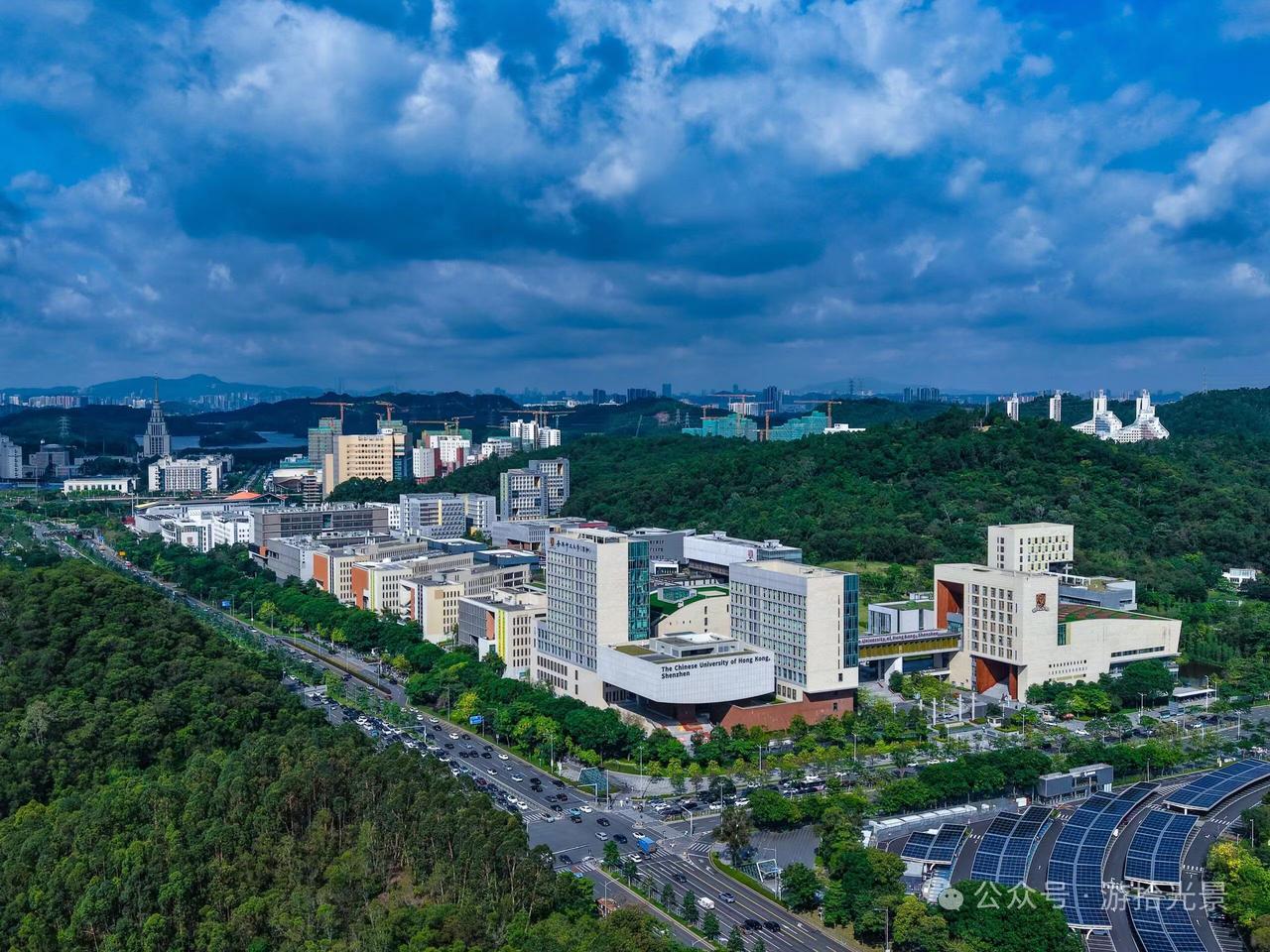 香港中文大学深圳校区，位于深圳龙岗区国际大学园內，大运公园南侧，两年前参观乡贤企