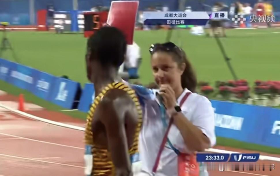 被套现手为第一名领跑，两年前的成都大运会曾经有过，但结局却不一样。
刚刚看了“精