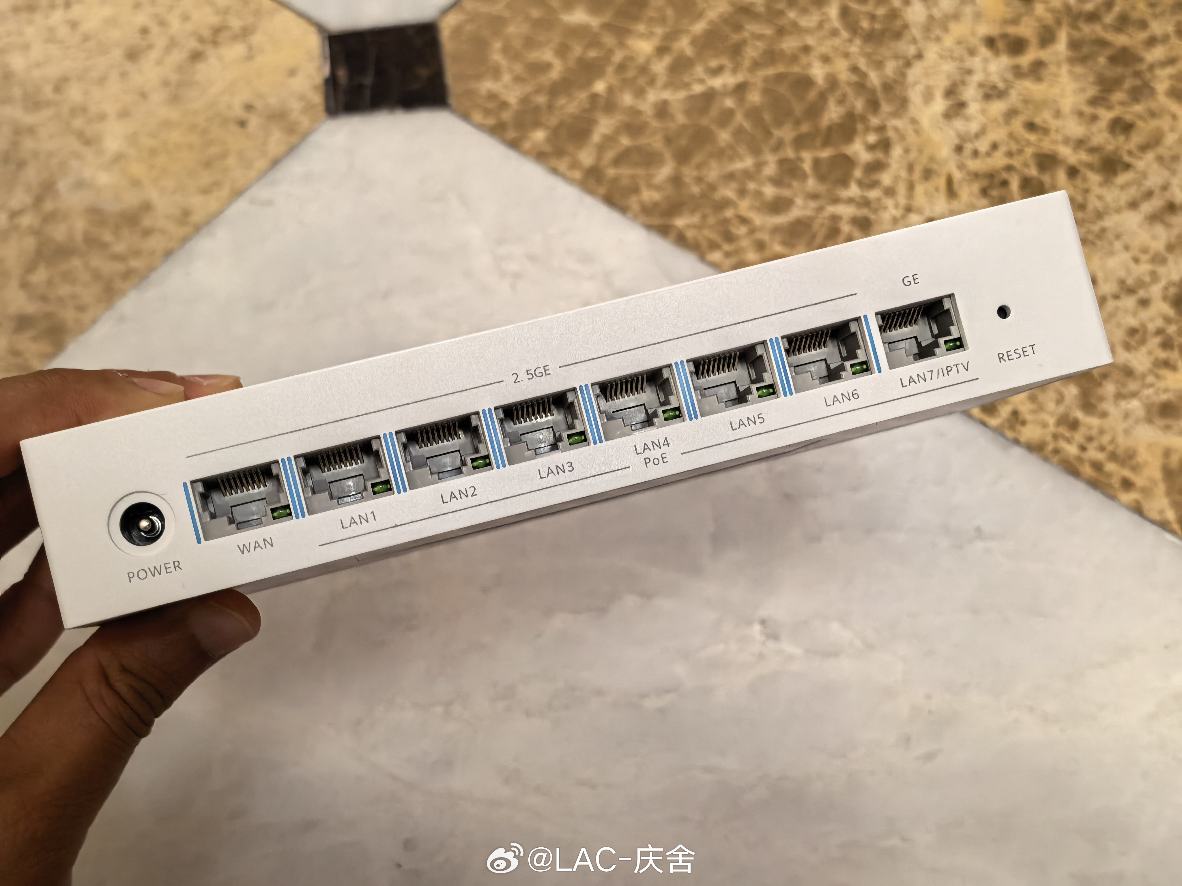 之前把家里的宽带升级到了2000M，但由于老款TP-LINK设备的限制，只能享受