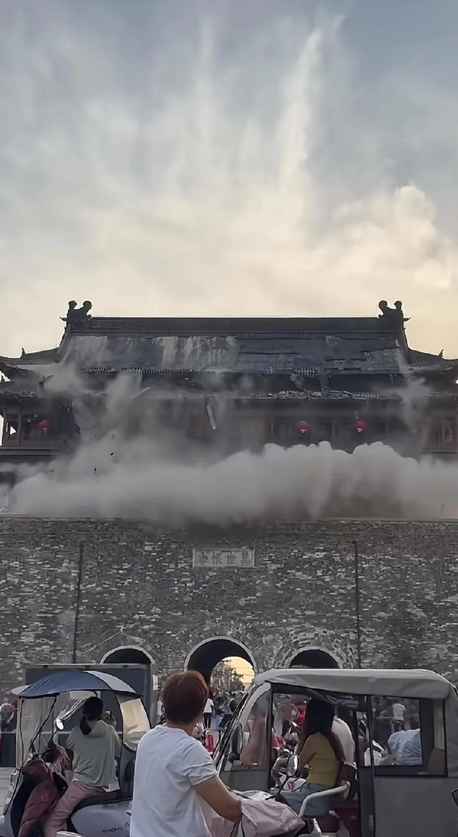 古建筑塌了
24年2月刚维修过
花费341万
哈哈哈哈
……