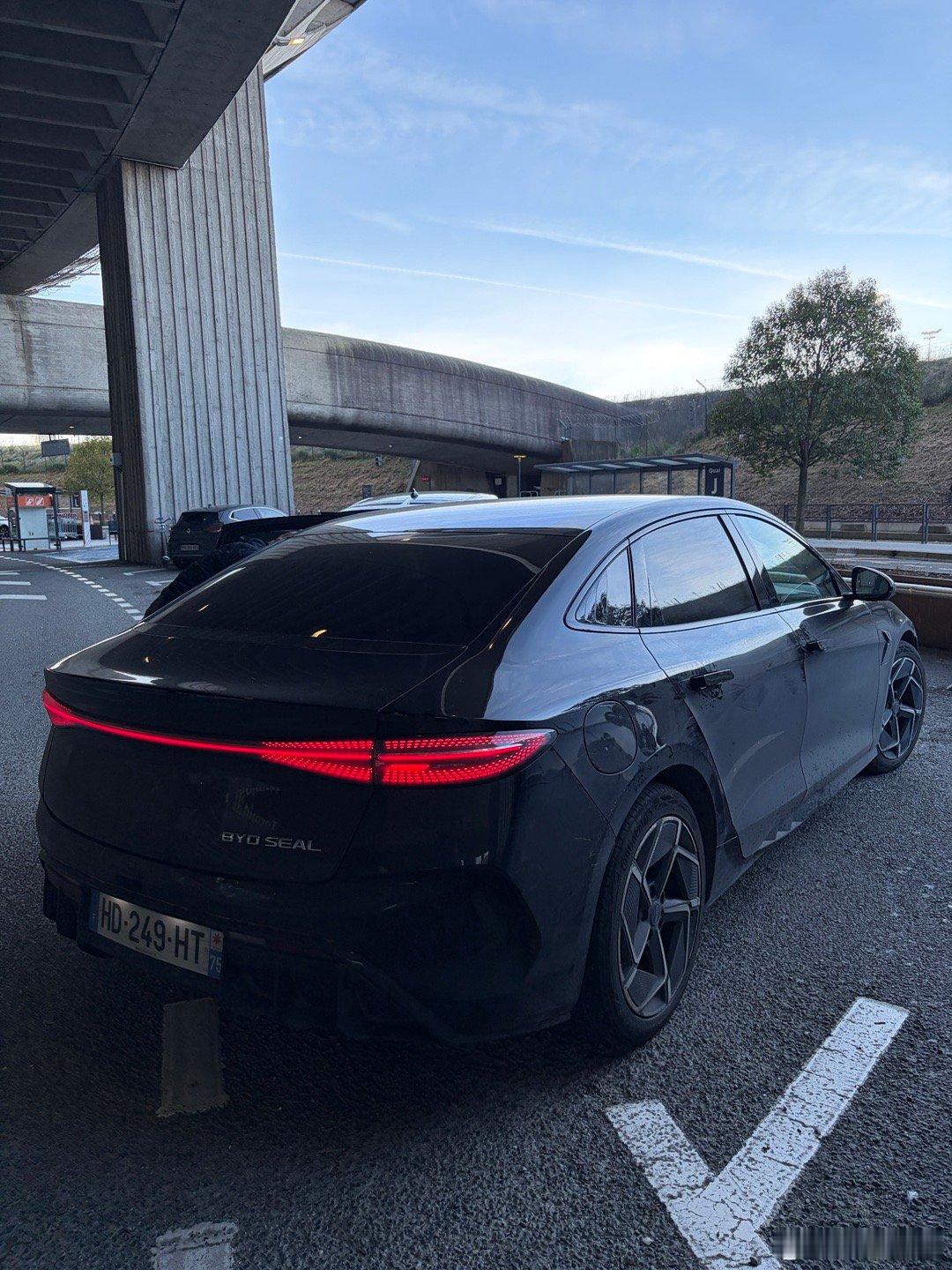 刚刚在机场打网约车，碰巧打到了一台比亚迪海豹，这车还真是我第一次体验。车上闲聊了