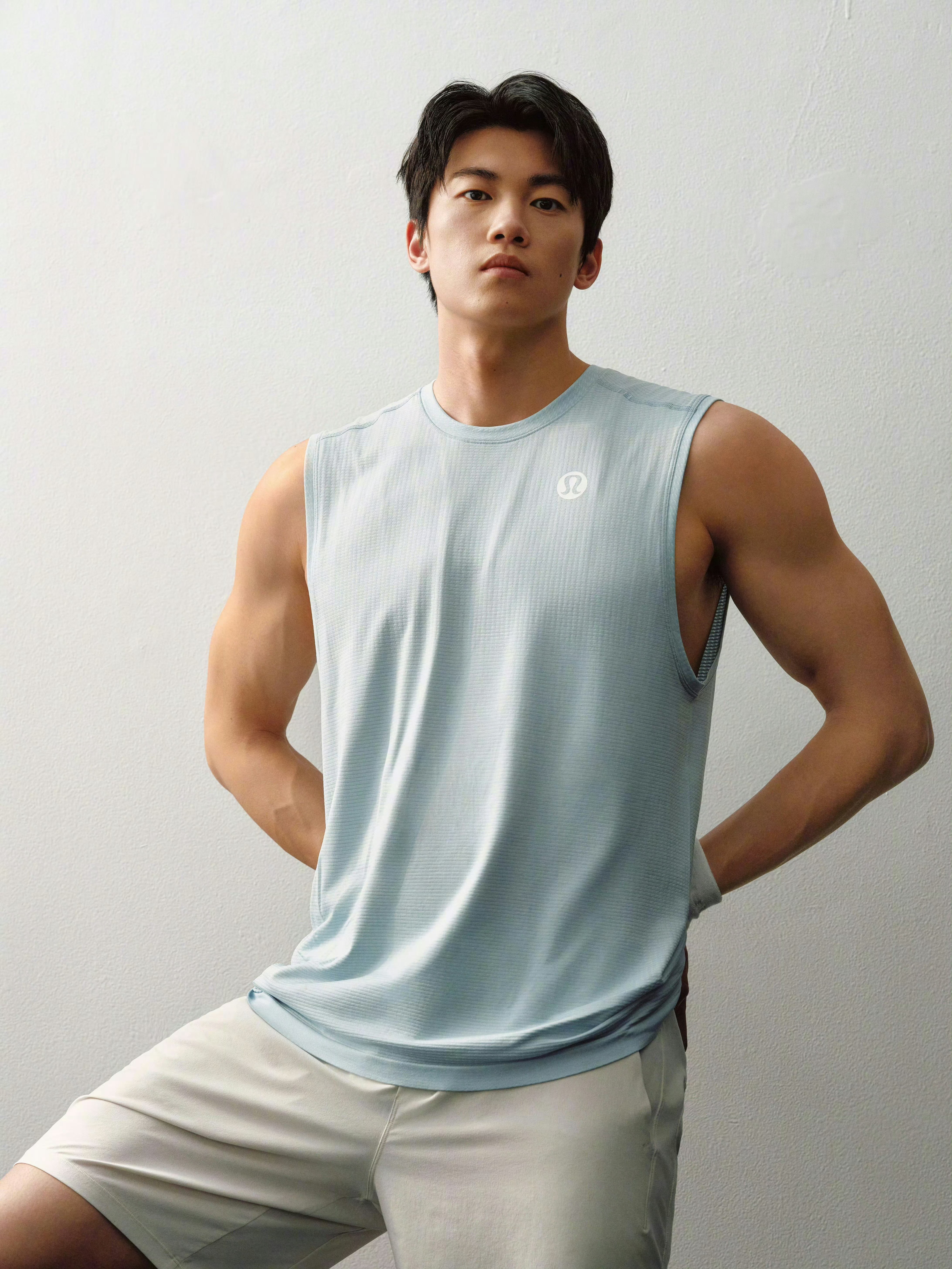 有肌肉的大腿和没有肌肉的大腿，男明星们的大腿其实应该比私密部位还要保护好。 不要