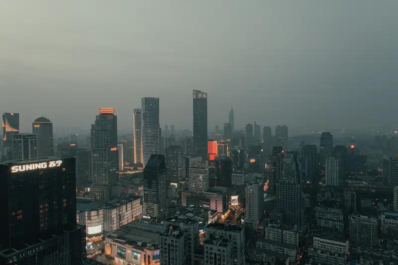 说南京因保守而错过AI赛道，并非空穴来风。确实，南京秉持“稳字当头、稳中求进”的