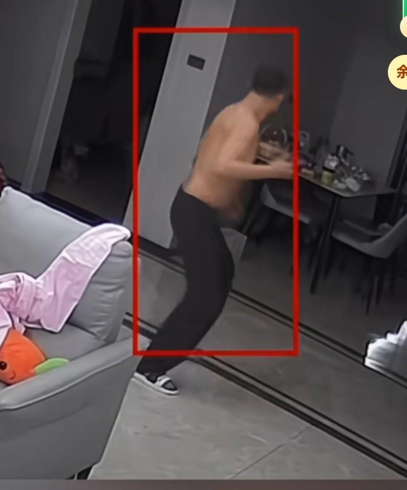 男子在家感觉地震，大声喊着儿子的名字，跑到儿子房间，拽起熟睡的儿子就往屋外跑，可