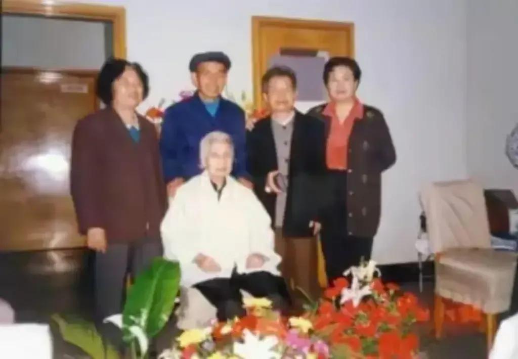 1998年，曾志的晚年，她与女儿陶斯亮、儿子石来发以及儿媳蔡春华，在北京她的住所