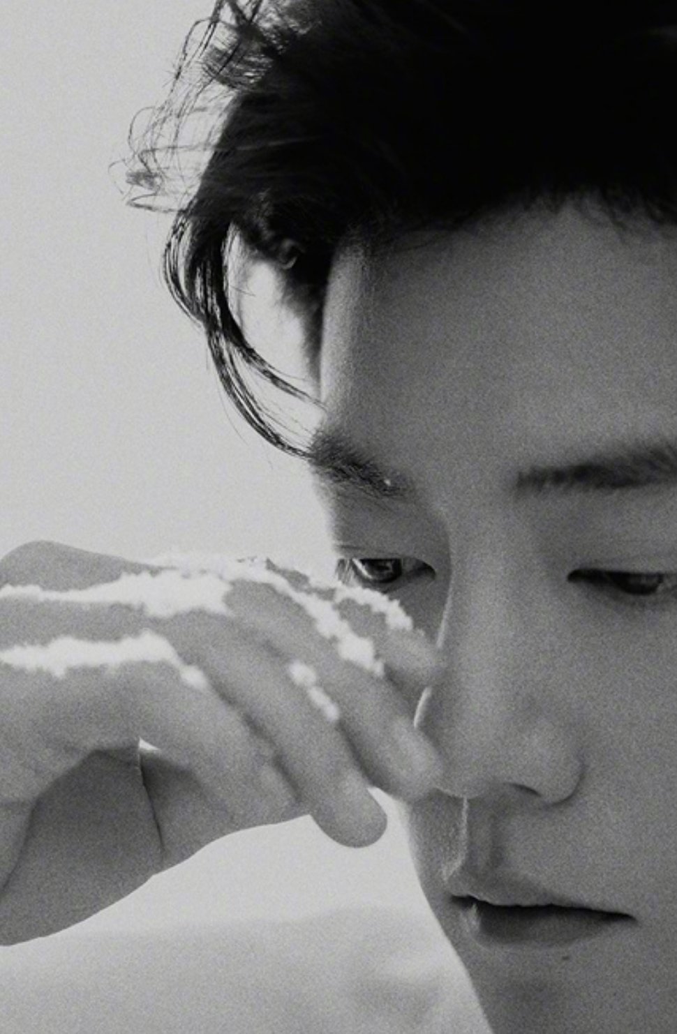 肖战ELLE开年刊官宣预热了 