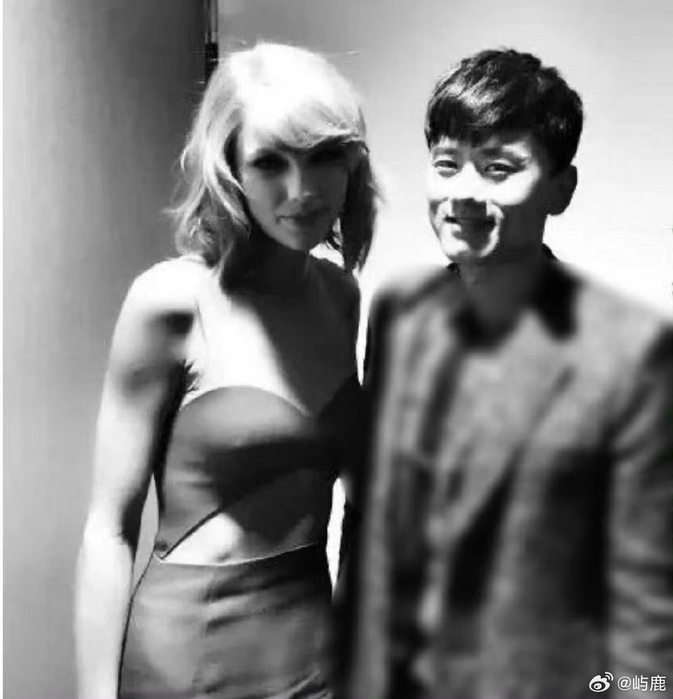 “张杰14年去全美拿奖时，与霉霉的合影，好难得的一张老照片。” ​​​