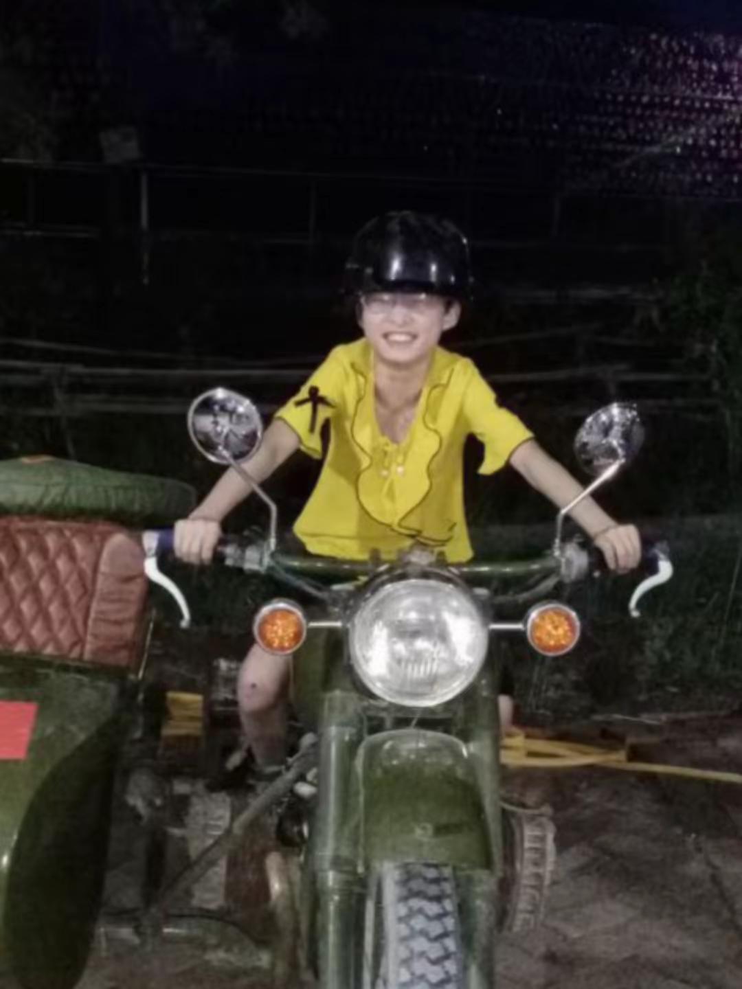 小时候被自己丑哭过。