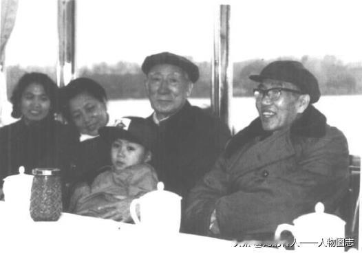 王任重和夫人萧慧纳和薄一波在一起