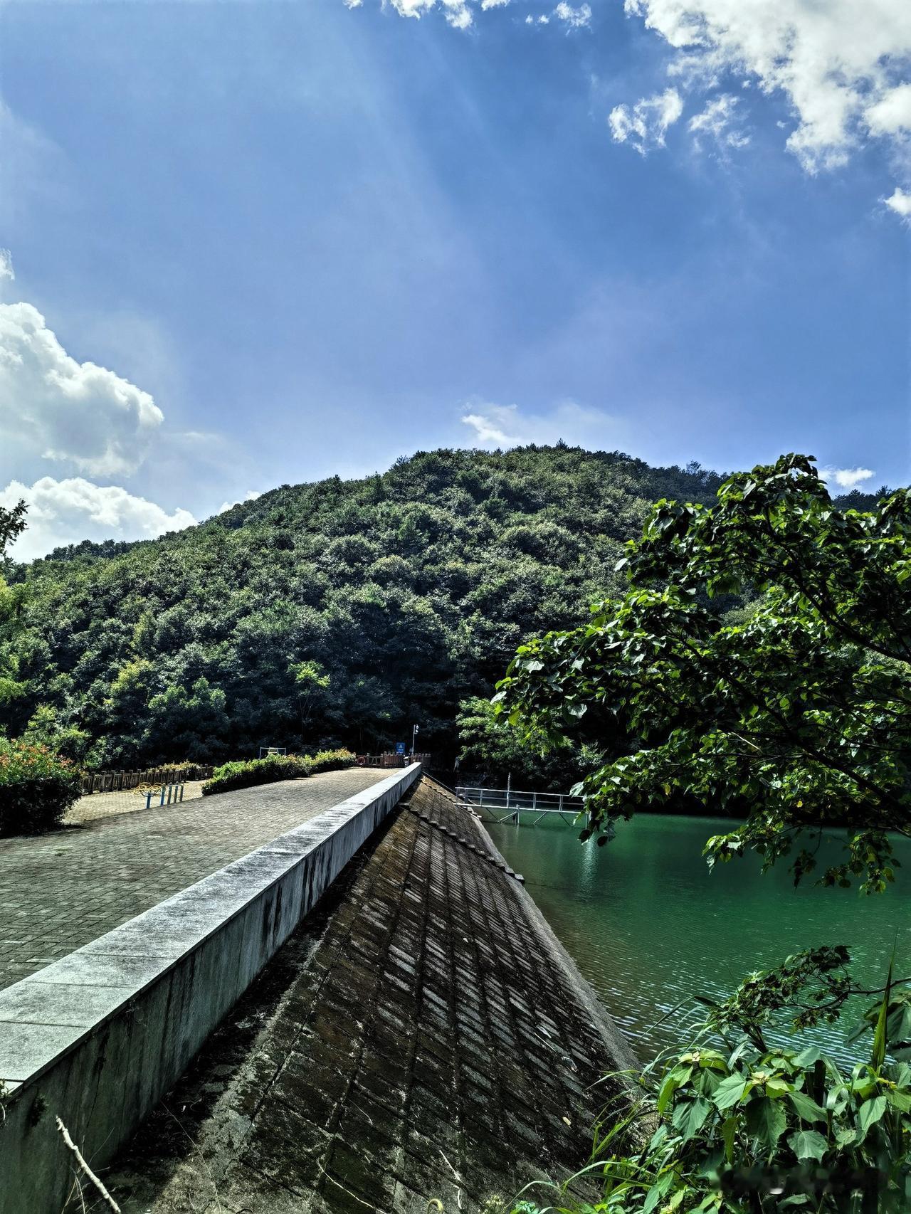 绿野听溪，山水有清音

昨天漫步在东钱湖旁的绿野村，也是一个千年古村，历史沉淀厚