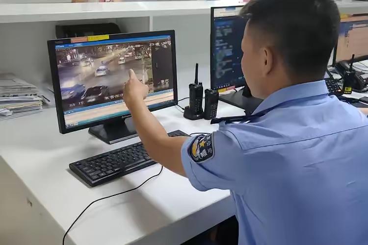 一个50岁男人，把刀挥向了相识的女人。
​​8月30日，山西保德县，光头、黑色半