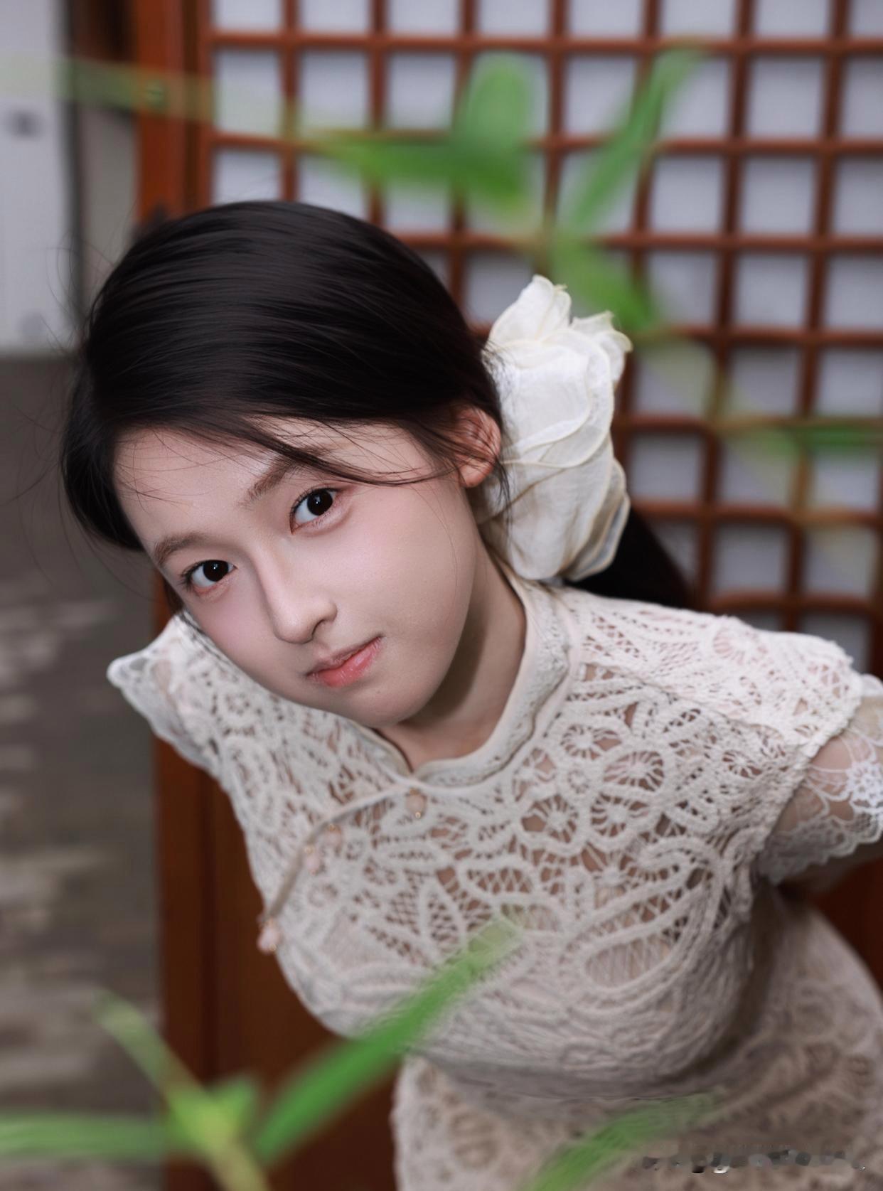 温婉少女倚木墙，白裙飘逸似仙境。