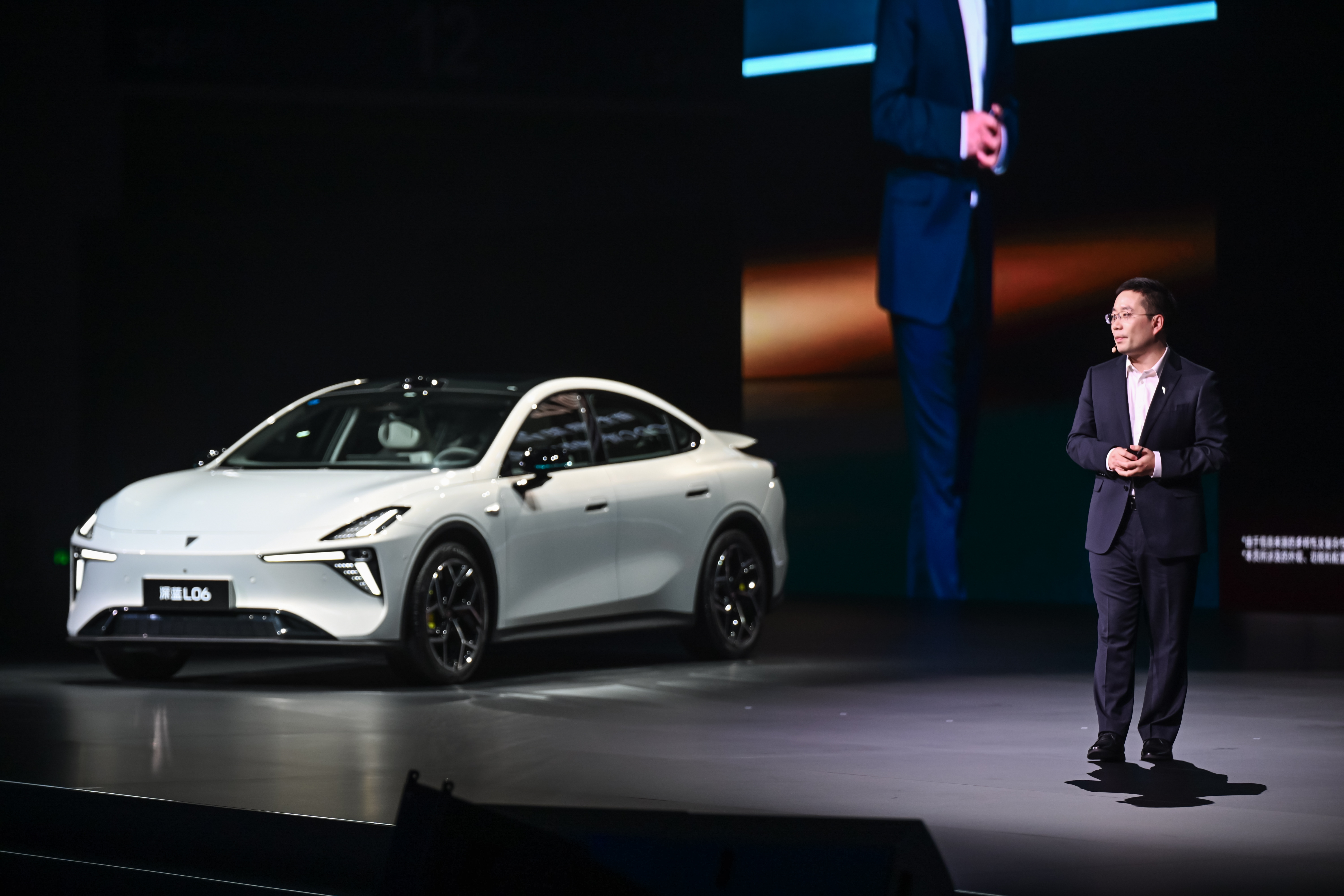 这现场简直太热闹了，深蓝 L06 其实挺适合咱年轻女孩子的，外形干净利落，不会太