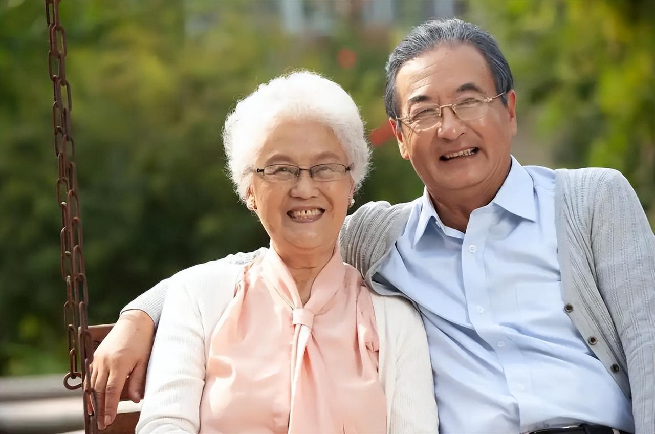 70岁是寿命决定期，不论男女，走路有这5个表现，不想长寿都难

不少人在七十岁时