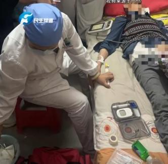 湖北咸宁，79岁老人突发低血糖昏迷，家人见此情景误以为老人已走到生命尽头，急忙为
