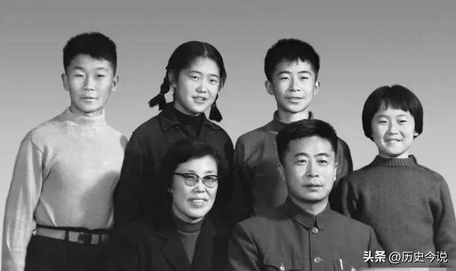 1957年《林海雪原》火遍全国，罗荣桓拍板：作者归队，授上校军衔
 
阅读此文前