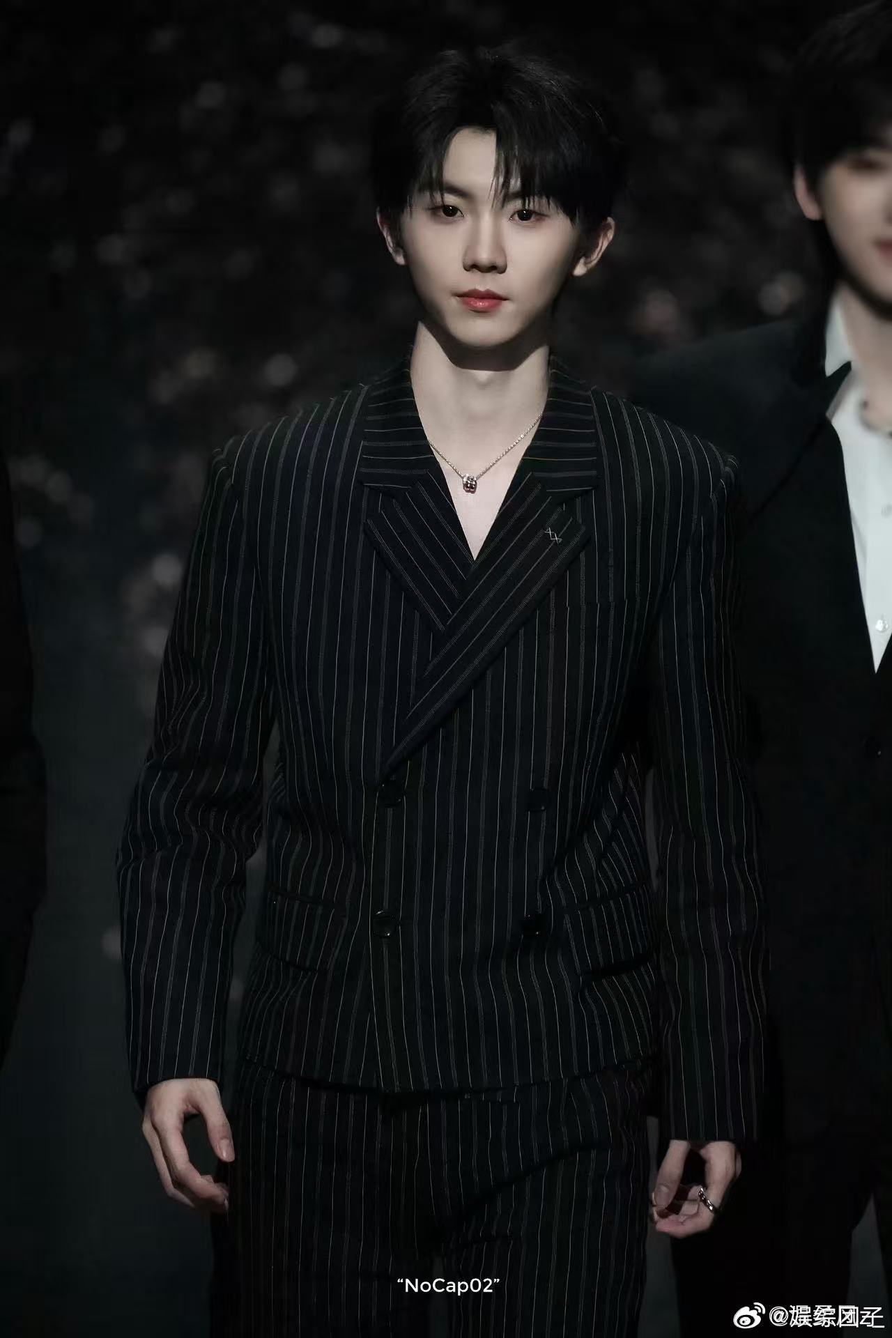 马嘉祺条纹西装 马嘉祺这身条纹西装简约不简单，背影沉稳又带少年感，平衡得刚刚好，