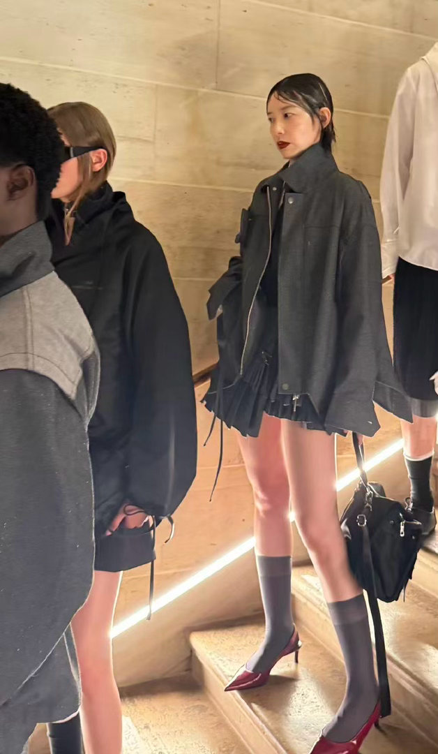 李斯丹妮巴黎走秀李斯丹妮首次时装周走秀 巴黎时装周上李斯丹妮的亮相确实让人意外又