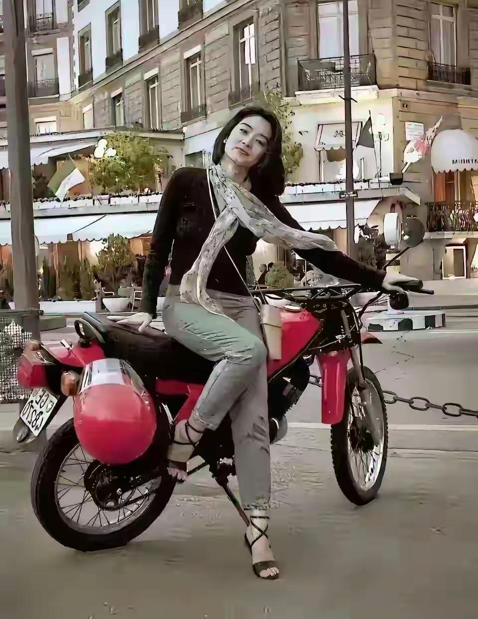 林青霞年轻时那颜值，简直绝了。1954 年出生的她，身高 168cm，有着方脸轮