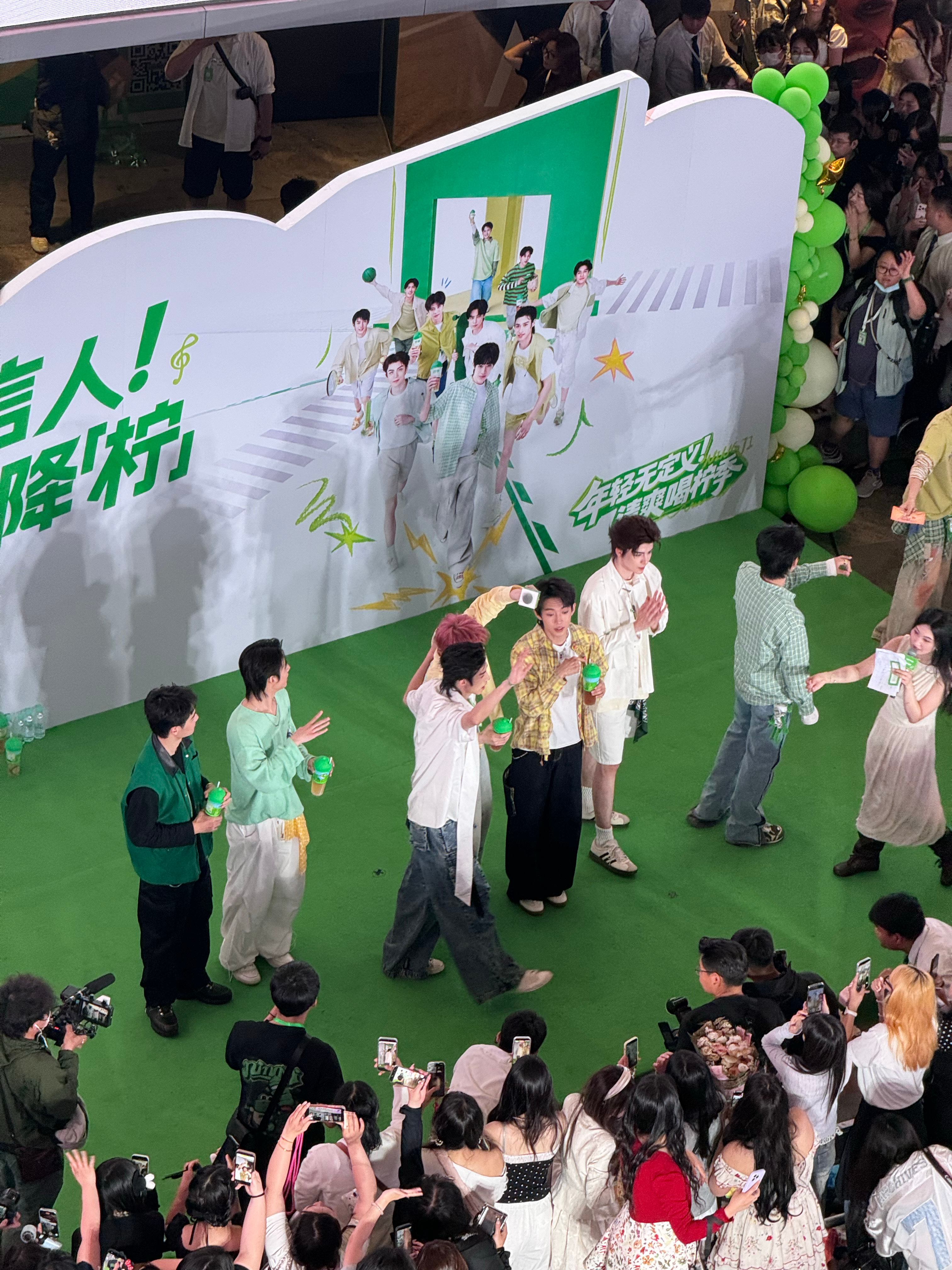 周末出去逛街，看到马上准备提的尚界z7啦，好漂亮！还有好多人在围观！太久没去市中