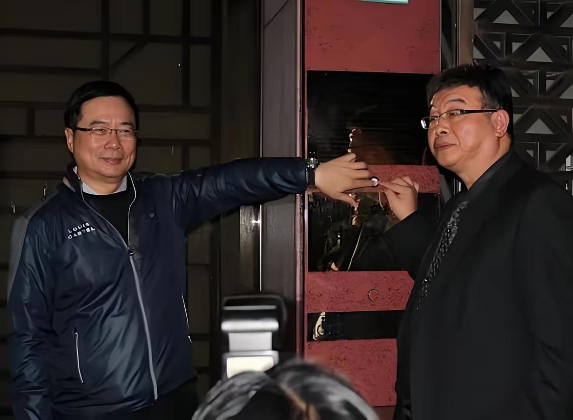 邱毅长文送行蔡正元：兄弟即将入狱，不沾锅没感激，鬼魅小刀出现了，逼得我要清查陈年