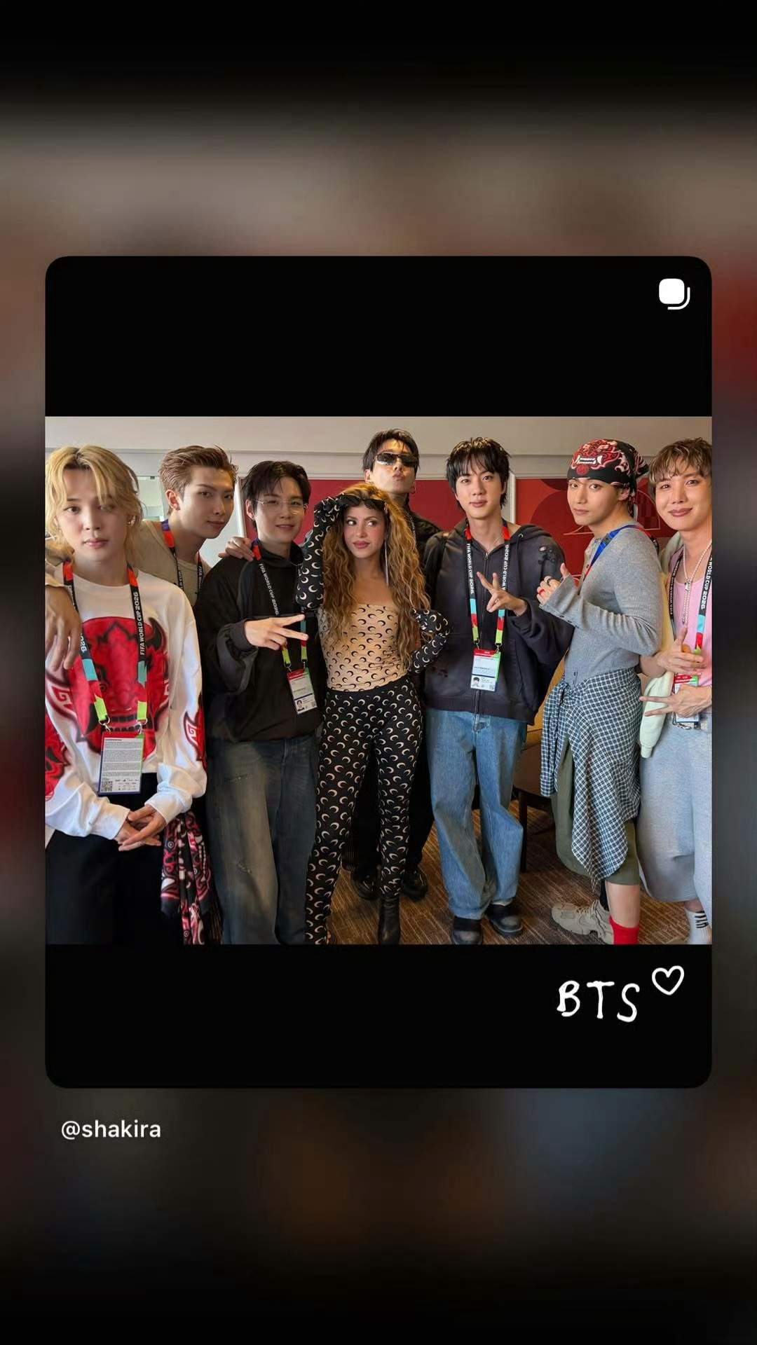 夏奇拉防弹少年团合照夏奇拉晒出世界杯决赛后台多张合影，与BTS全员同框的合照格外