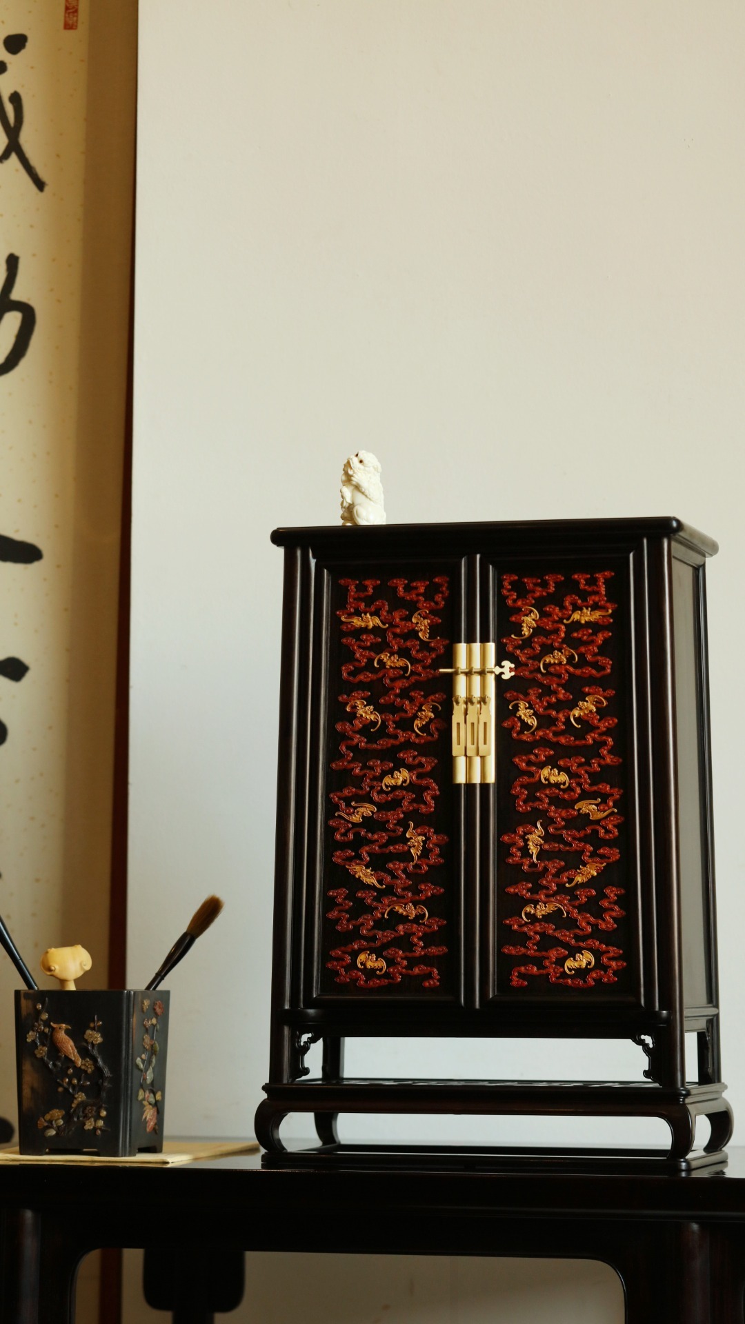 紫光檀 | 洪福齐天 双层圆角柜选材制作考究，整器极具美感。内置三层格屉，收纳有