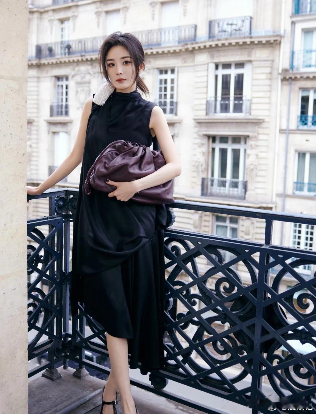 杨幂黑裙亮相，搭配经典黑鞋和酒红美包，完美展现女神气质，吸引无数目光！ 