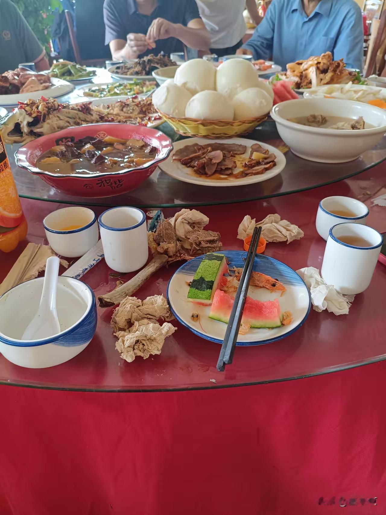 现在升学宴也变味了，不问分数，也不问考入了哪个专业。只顾聊一些家长里短，更没有祝