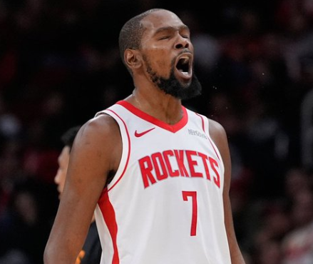 杜兰特生涯第18季场均26.0分5.5板4.8助，命中率52.0/41.3%