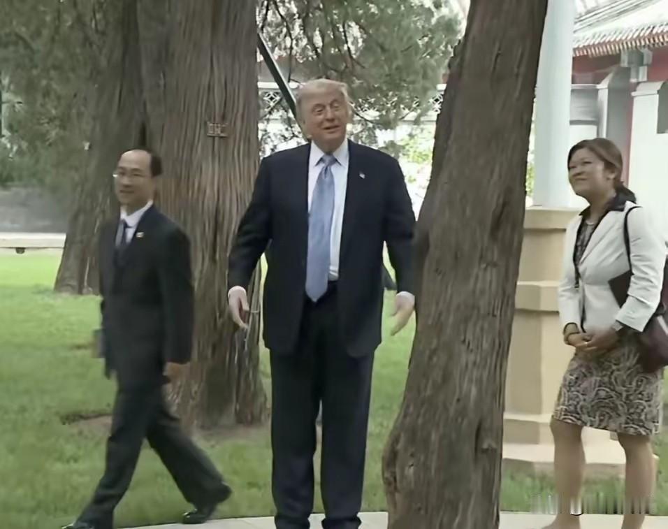 特朗普来访时，对这棵古树很有兴趣，很认真的打量着这棵古树，好像是在自言自语说着什