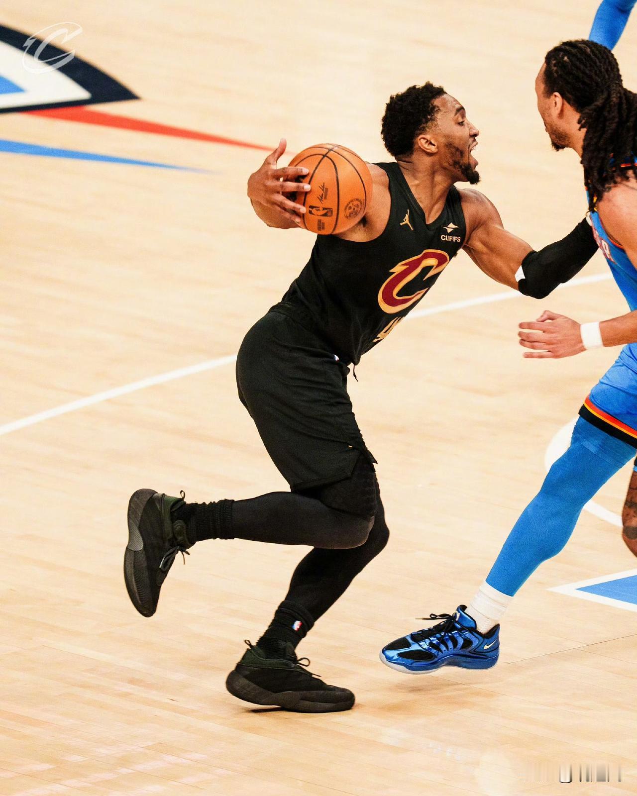 半场续命！
米切尔压哨神仙球一剑封喉，骑士硬生生把15分分差追到9分！
半场比分