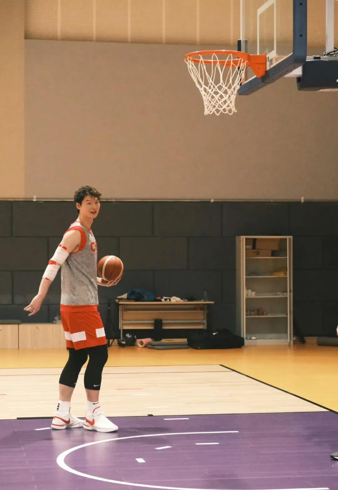 中国男篮亚运会前热身赛94-76逆转南京同曦，王哲林16分全队最高，他和张镇麟、
