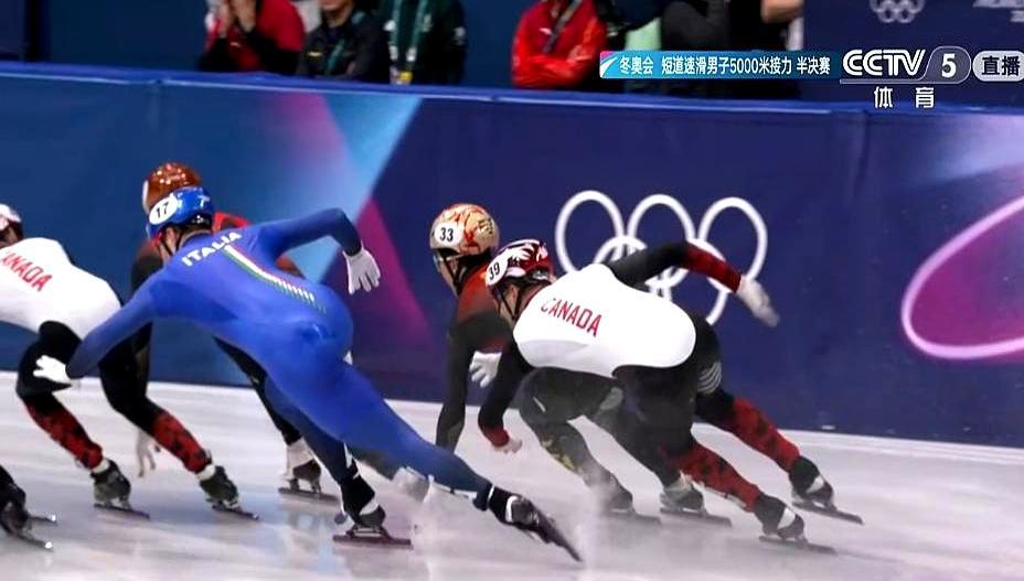 中国短道，接力项目全军覆没。
 
最后一圈，最后一个弯道。刘少昂的冰刀蹬空了。意