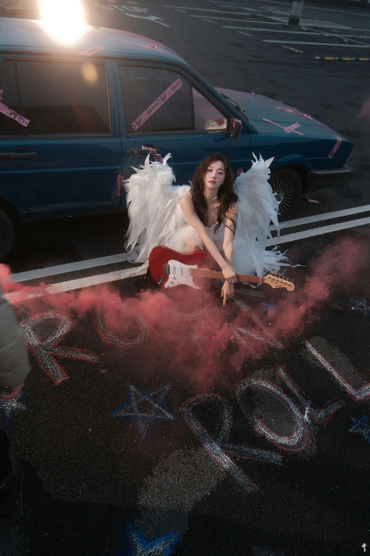 你是胡意旋那她是谁 风格的反差往往最能体现一个人的多面性。胡意旋在甜美与酷飒之间