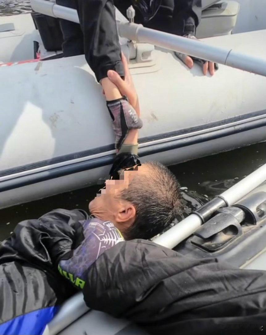 阎肃观察肃言肃语 【哈尔滨一钓鱼男子从大桥上坠入松花江，江面钓友目睹全程并驾驶橡