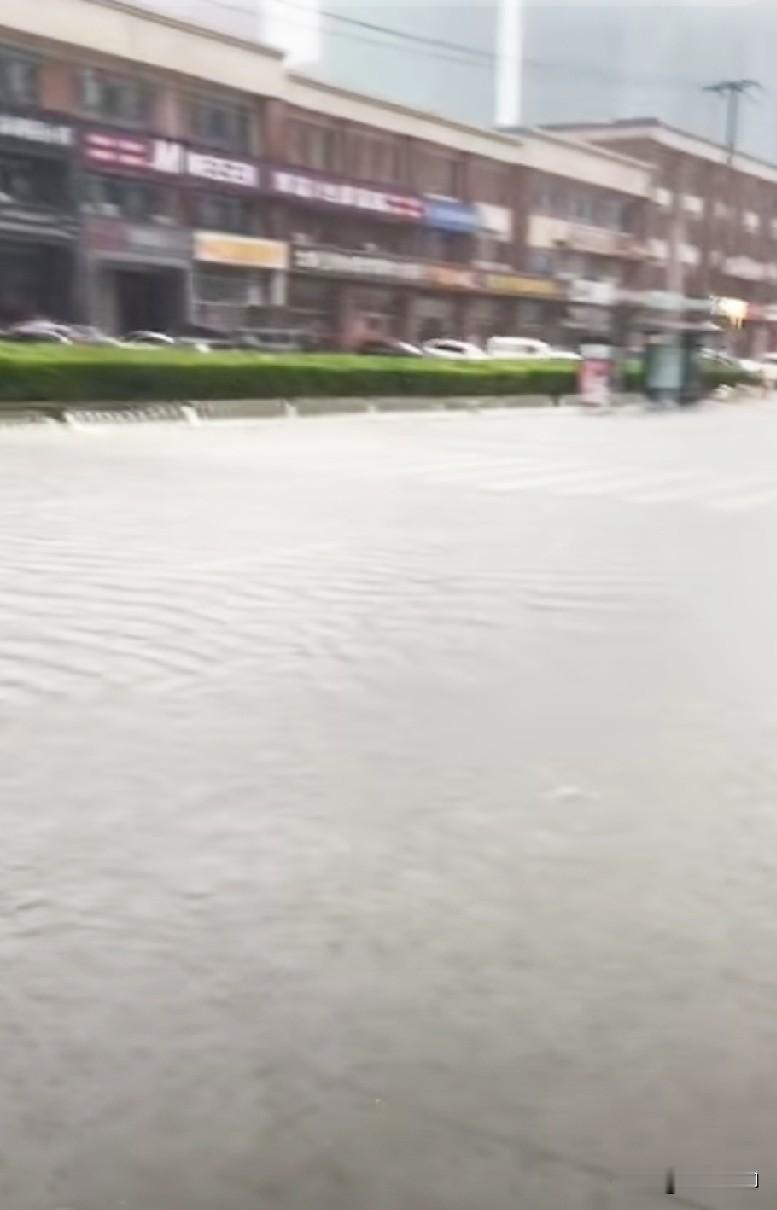 燕郊雨稍大些，网友就晒马路成河的视频，前两天雨的确是大，所以水涝更重。但说实话，