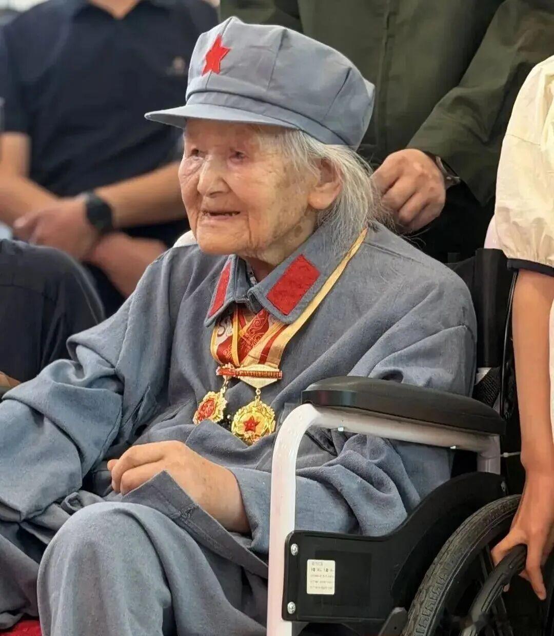 中国退役军人致敬老兵全国唯一健在的参加过长征的女红军迎来105岁生日，请为老兵点