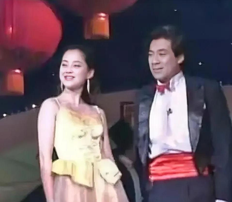 原来，梅婷是这样出道的。19岁，就跟着陈佩斯，朱时茂去春晚演小品，当年，虽然没人