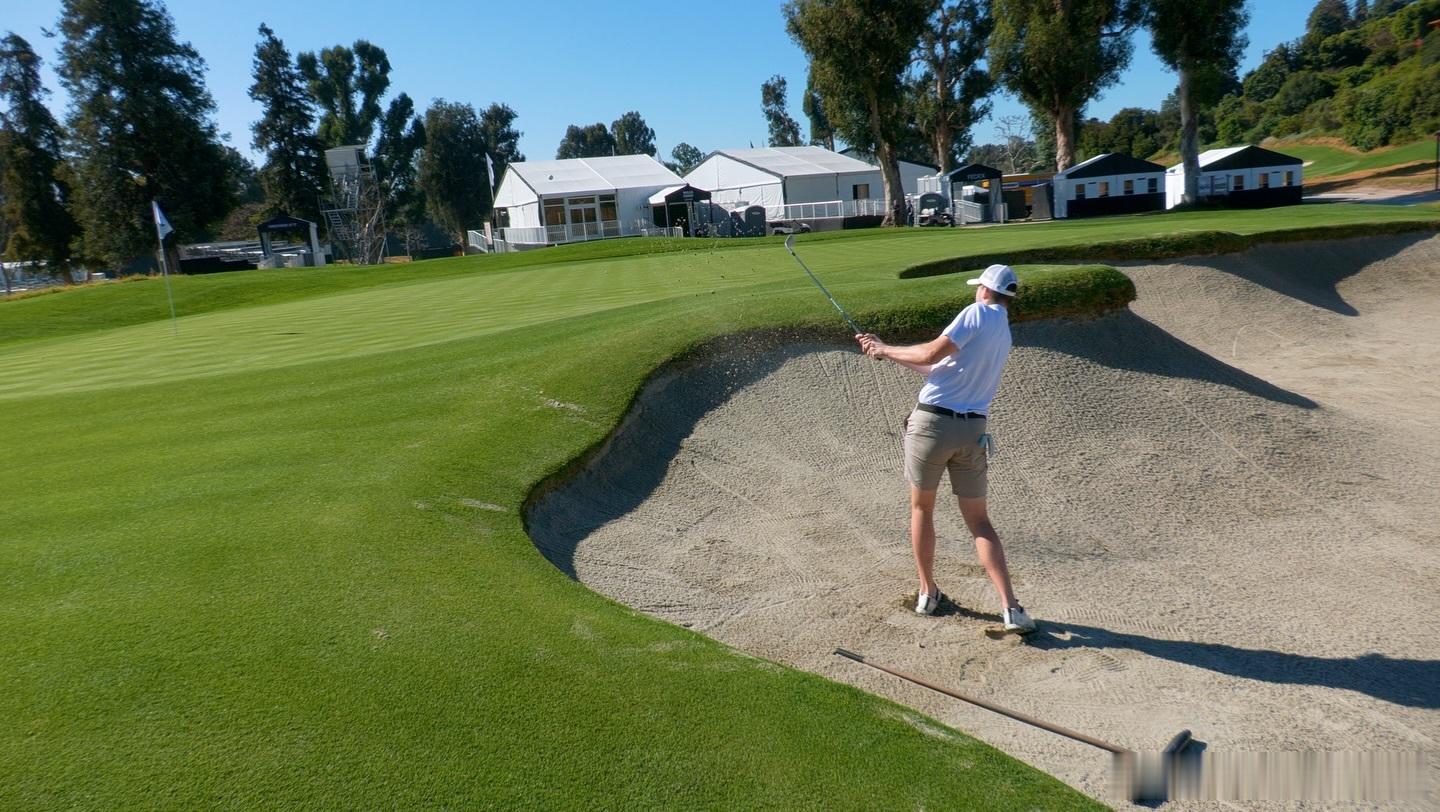 里夫斯与格里芬也相约高尔夫球场，并向职业高尔夫球手Chris Gotterup请