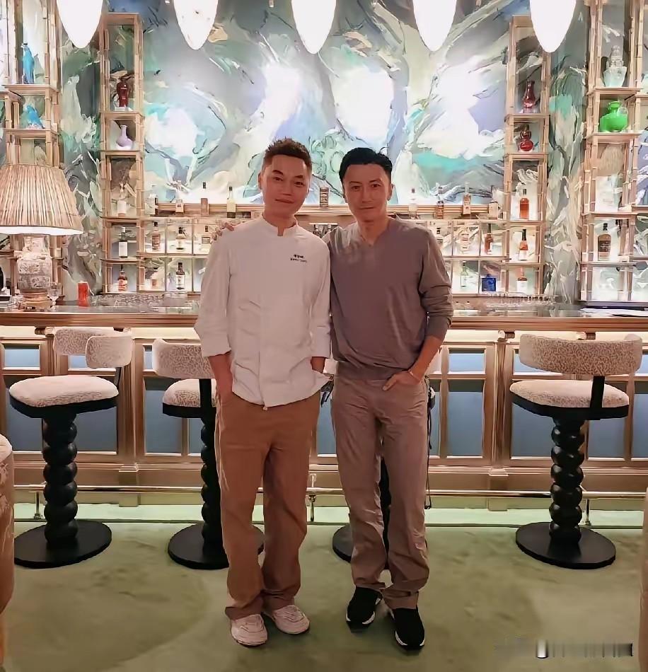 谢霆锋，高调发文
9月19日晚上，谢霆锋高调发文，晒出一大组美食照片，还配上文字
