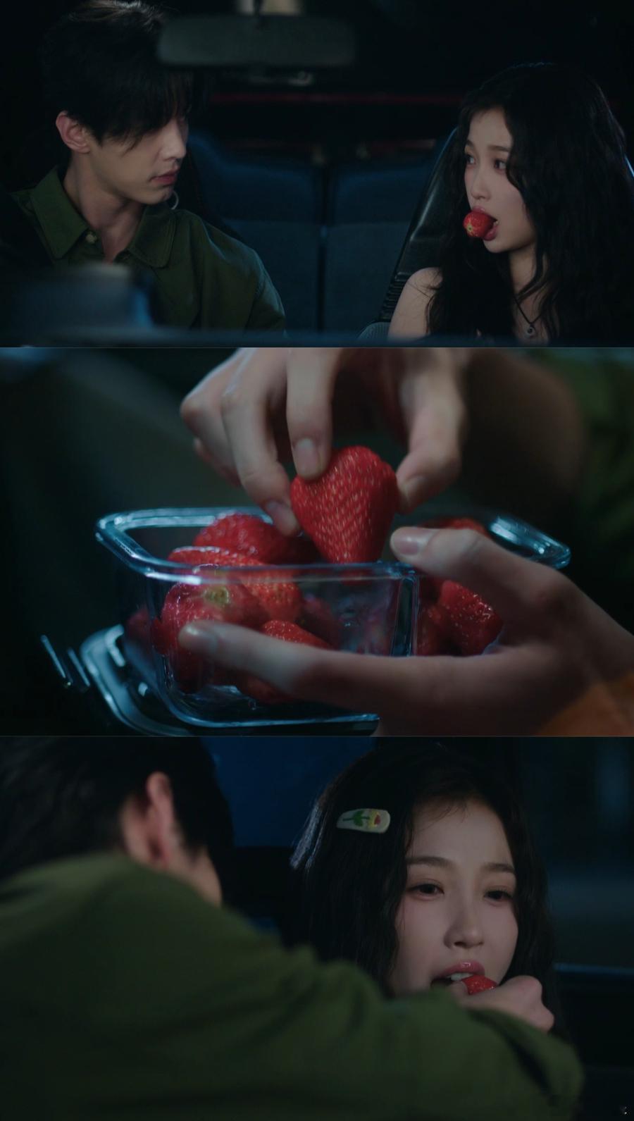 双轨男女主草莓翻面吻唇享30秒谁不想当那颗草莓啊！靳朝叼走江暮嘴里的草莓还回味，